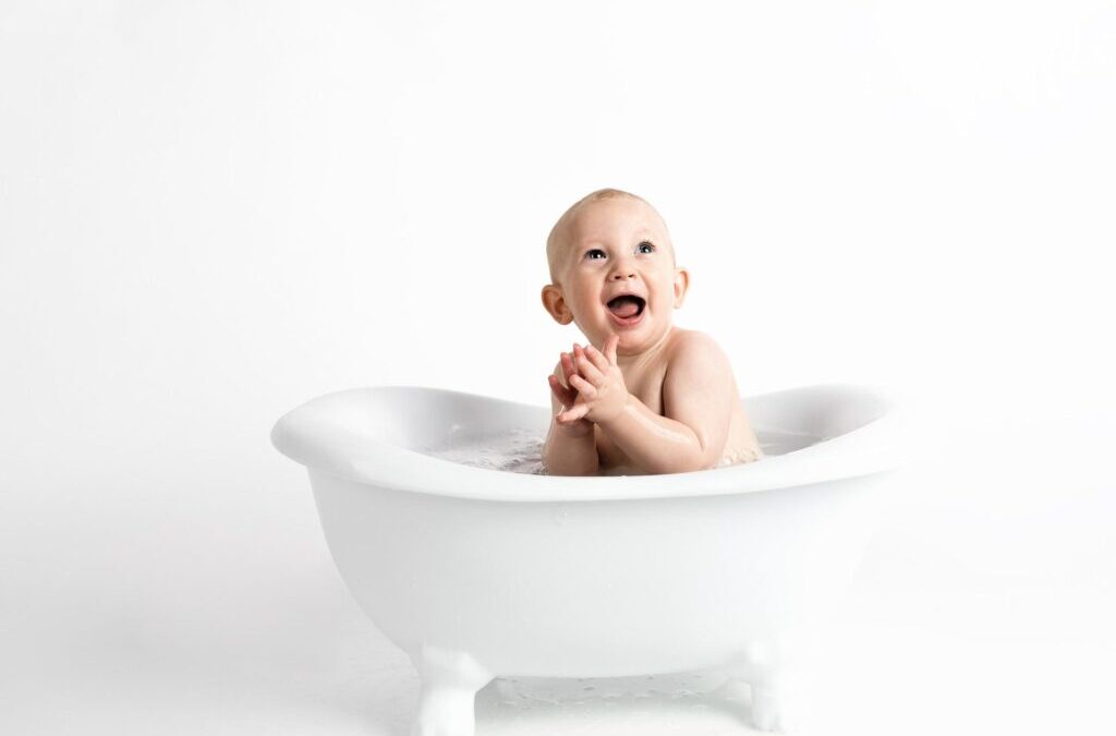 Jak się kąpać, by nie wylać dziecka z kąpielą?